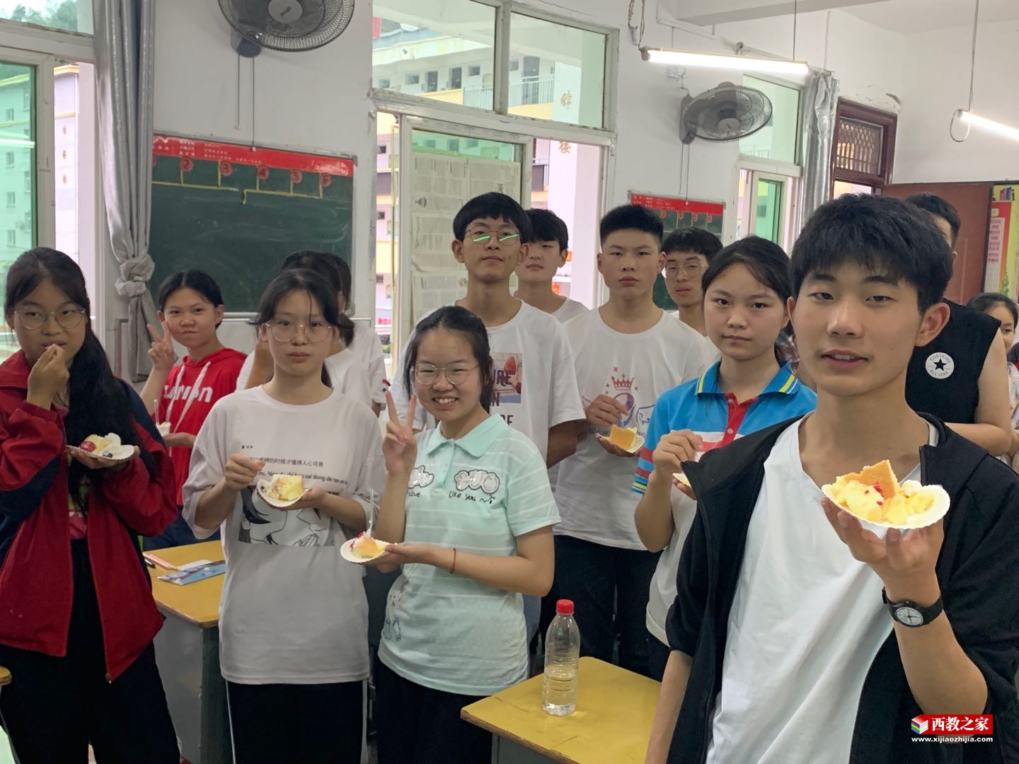胡昌灿学生家长很用心,在大蛋糕上还把九(2)班任课老师和全班学生的